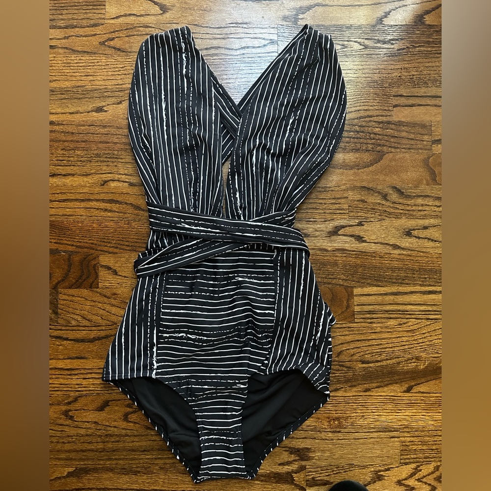 NWT COCOSHIP Women’s Black and White Monokini Size XL/Size 10